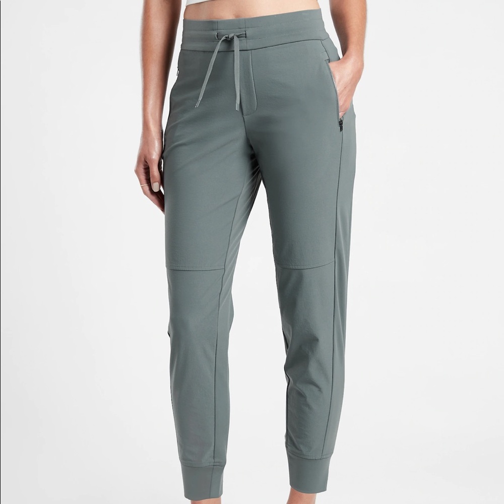 Athleta Headlands Hybrid Trek Jogger // Metropolis Grey // Size 2